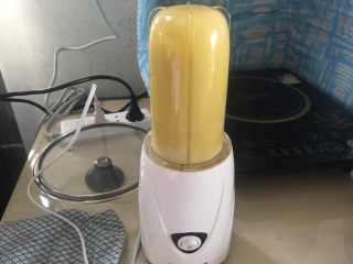 12、宝宝辅食—南瓜小米糕,将搅拌后的南瓜小米糊加入料理机，搅打均匀