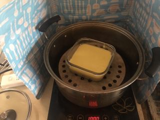 15、宝宝辅食—南瓜小米糕,上锅蒸30分钟，在上面放个盘子然后盖盖子