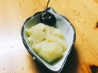 17、宝宝辅食—南瓜小米糕,我家宝宝比较小，所以我蒸的相对软，如果大宝宝吃可以加多面粉，加少点水