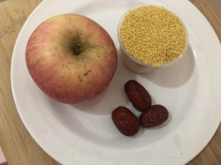 1、苹果小米粥,准备食材