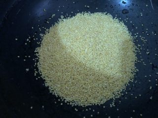 2、苹果小米粥,把小米放锅里