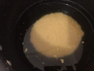 3、苹果小米粥,用清水洗两遍