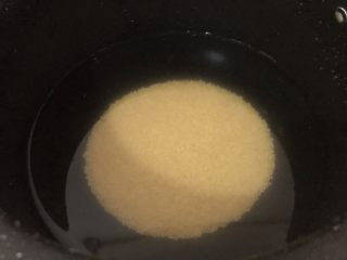 4、苹果小米粥,加入适量的水