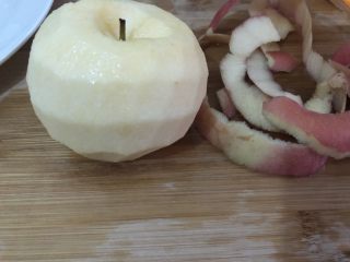 5、苹果小米粥,苹果去皮