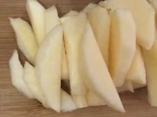 6、苹果小米粥,留五分之一出来先别切，其它随意切条