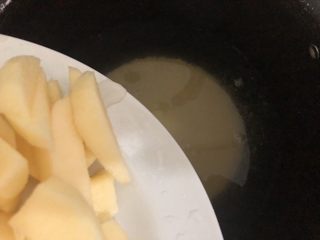 7、苹果小米粥,加入到锅里