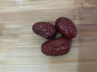 8、苹果小米粥,红枣洗干净