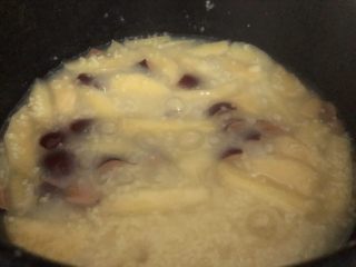 12、苹果小米粥,三十分钟后的样子，把苹果条捞出