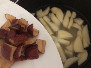 10、苹果小米粥,加入到锅里