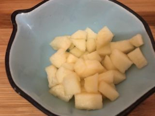 13、苹果小米粥,把剩下的五分之苹果切粒