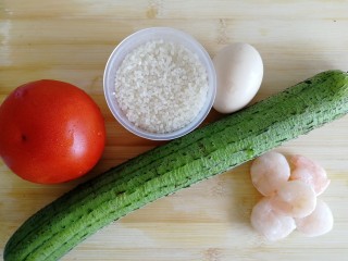 1、番茄丝瓜补钙粥,准备好所有食材,西红柿、丝瓜、鸡蛋各一个,大米一杯,冻虾5只