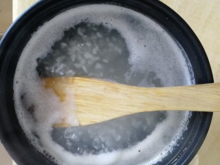 6、番茄丝瓜补钙粥,搅拌均匀,防止大米粘锅