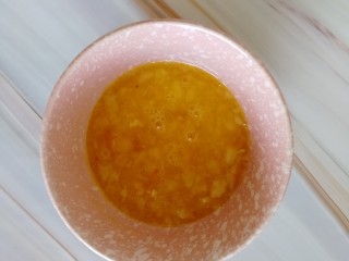 10、番茄丝瓜补钙粥,加入盐,搅拌均匀,放好备用