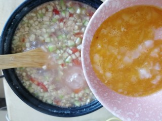 20、番茄丝瓜补钙粥,滚开后,关小火,倒入虾肉鸡蛋液