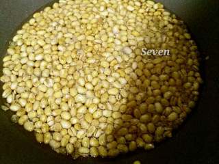 3、油茶,用中小火炸，炸的过程中要不时搅动一下，以免炸胡，炸到金黄就可以了，如图