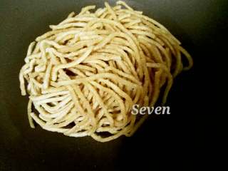 5、油茶,先烧水，水开后把水面放拿去蒸，蒸好后，放入锅中油炸。也可以在超市，卖包子馒头的地方，有现成做好的卖，但自己炸的香脆一些。