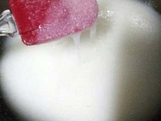 11、油茶,米糊已经慢慢变浓稠，但不会沾在刮刀上，还可以流动，继续熬，继续不断搅动