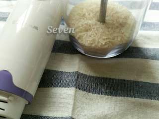 7、油茶,大米用料理机，打成粉末，要打得成很细的粉末