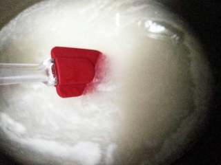 9、油茶,锅里放冷水，把大米粉末倒入水里，开大火熬，边熬要不停搅动(因为随着水温升高，米糊会黏在一起，不搅动的话，米糊会一坨一坨的，口感就不好了)