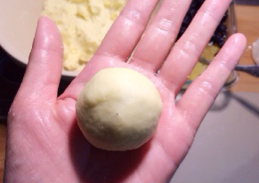 19、宝岛名吃——蓝莓凤梨酥 ,包好后揉圆备用