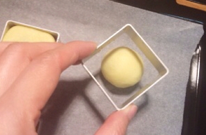 20、宝岛名吃——蓝莓凤梨酥 ,烤盘上垫油纸，放一粒包好的凤梨酥，将模具套在外面