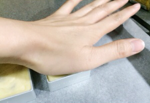 21、宝岛名吃——蓝莓凤梨酥 ,用手掌按压表面使其平整