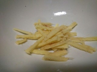 1、皮蛋瘦肉粥,姜切丝