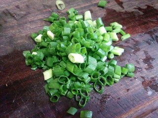 2、皮蛋瘦肉粥,葱切花备用