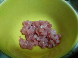 3、皮蛋瘦肉粥,里脊肉切成小丁