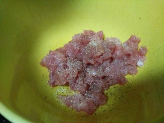 4、皮蛋瘦肉粥,加盐，白胡椒，香油，蚝油抓匀腌制
