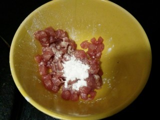 5、皮蛋瘦肉粥,腌制5分钟左右加点淀粉使肉更嫩