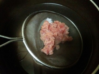 6、皮蛋瘦肉粥,烧一锅水焯下肉