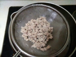 7、皮蛋瘦肉粥,焯完水可以看见很多雪沫，把肉捞上来记得冲干净