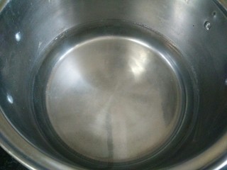 11、皮蛋瘦肉粥,现在开始熬粥，锅里烧水