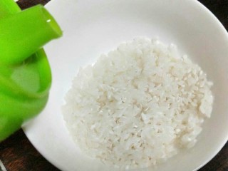 10、皮蛋瘦肉粥,沥干水后加几滴食用油拌匀