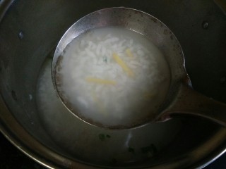 13、皮蛋瘦肉粥,放姜丝，盖上锅盖小火熬煮