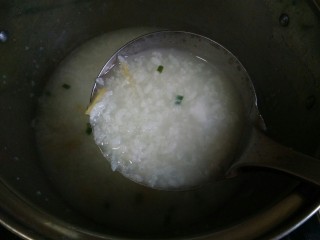 14、皮蛋瘦肉粥,直到粥变粘稠米开花