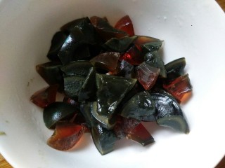 15、皮蛋瘦肉粥,皮蛋切小块