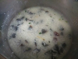 16、皮蛋瘦肉粥,放进粥里