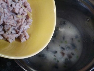 17、皮蛋瘦肉粥,接着下肉丁，盖上锅盖煮1-2min