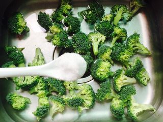 3、蒜蓉蚝油西兰花,加1小茶匙盐浸泡十五分钟