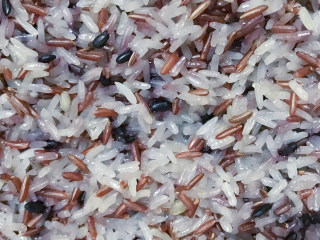 1、超级好吃的饺子皮烧麦,糯米提前一晚泡上（用了煮粥的混合糯米），上锅蒸熟。