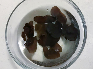 3、超级好吃的饺子皮烧麦,干木耳提前泡发两三小时。