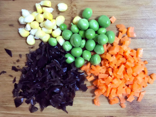 4、超级好吃的饺子皮烧麦,木耳切碎，准备豌豆粒，玉米粒，胡萝卜切小丁。