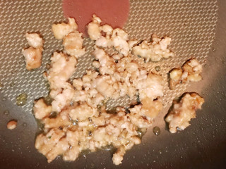 5、超级好吃的饺子皮烧麦,锅内放少许油，加里脊肉煸炒。