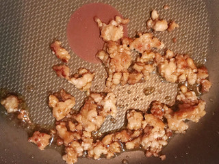 6、超级好吃的饺子皮烧麦,加生抽、耗油继续翻炒。