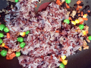 8、超级好吃的饺子皮烧麦,加入熟糯米。