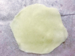 9、超级好吃的饺子皮烧麦,取一张饺子皮，用擀面杖将饺子皮最外层擀一下，形成花边，主要是想烧卖漂亮点。