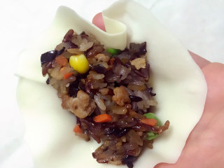 10、超级好吃的饺子皮烧麦,饺子皮放在手心，中间放入炒好的糯米饭。