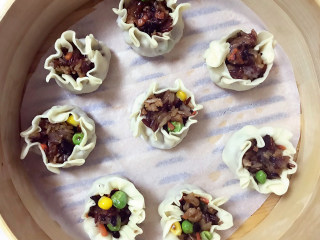 12、超级好吃的饺子皮烧麦,放入蒸笼。